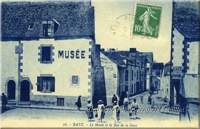 16.- Batz.- Le Musée et la Rue de la Gare (couleur, bleue)