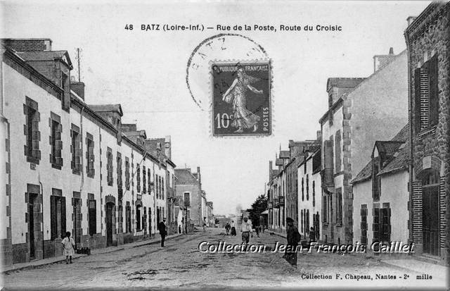 Rue de la Poste, vers le Croisic. Devant la poste, portant panama... le photographe de la carte !