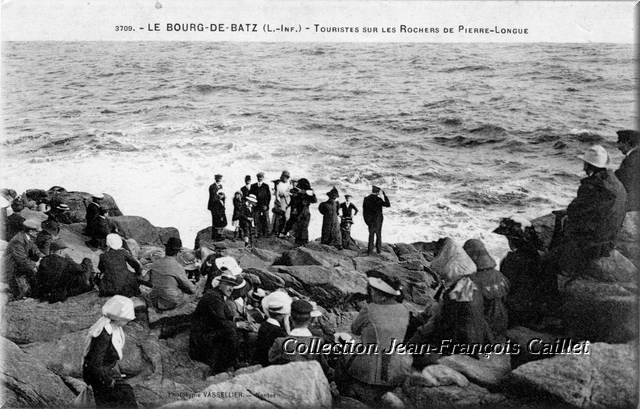 3709. - Le Bourg-de-Batz (L.-Inf.) -Touristes sur les Rochers de Pierre-Longue