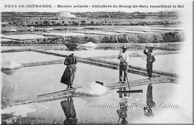 Pays de Guérande. - Marais salants - Paludiers du Bourg-de-Batz recueillant le Sel