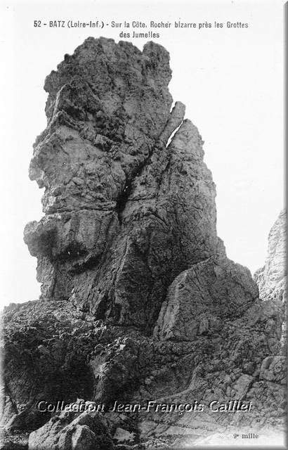 52 - Sur la Côte. Rocher bizarre près les Grottes des Jumelles