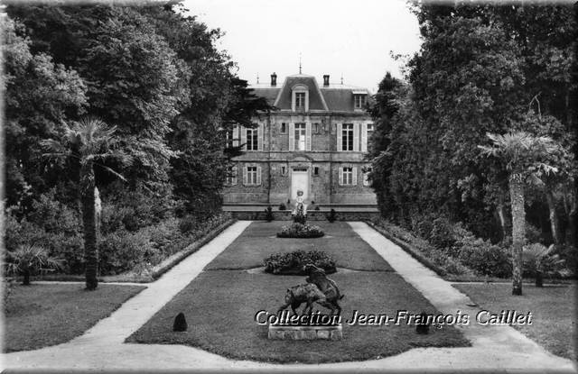 Fédération des Oeuvres Laïques d'Eure-et-Loir Colonie «Marceau». Château de Saint-Nudec