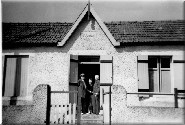 Le couple Lambert-Rivet dans l&rsquo;embrasure de la porte du chalet Ty&nbsp;Bihan